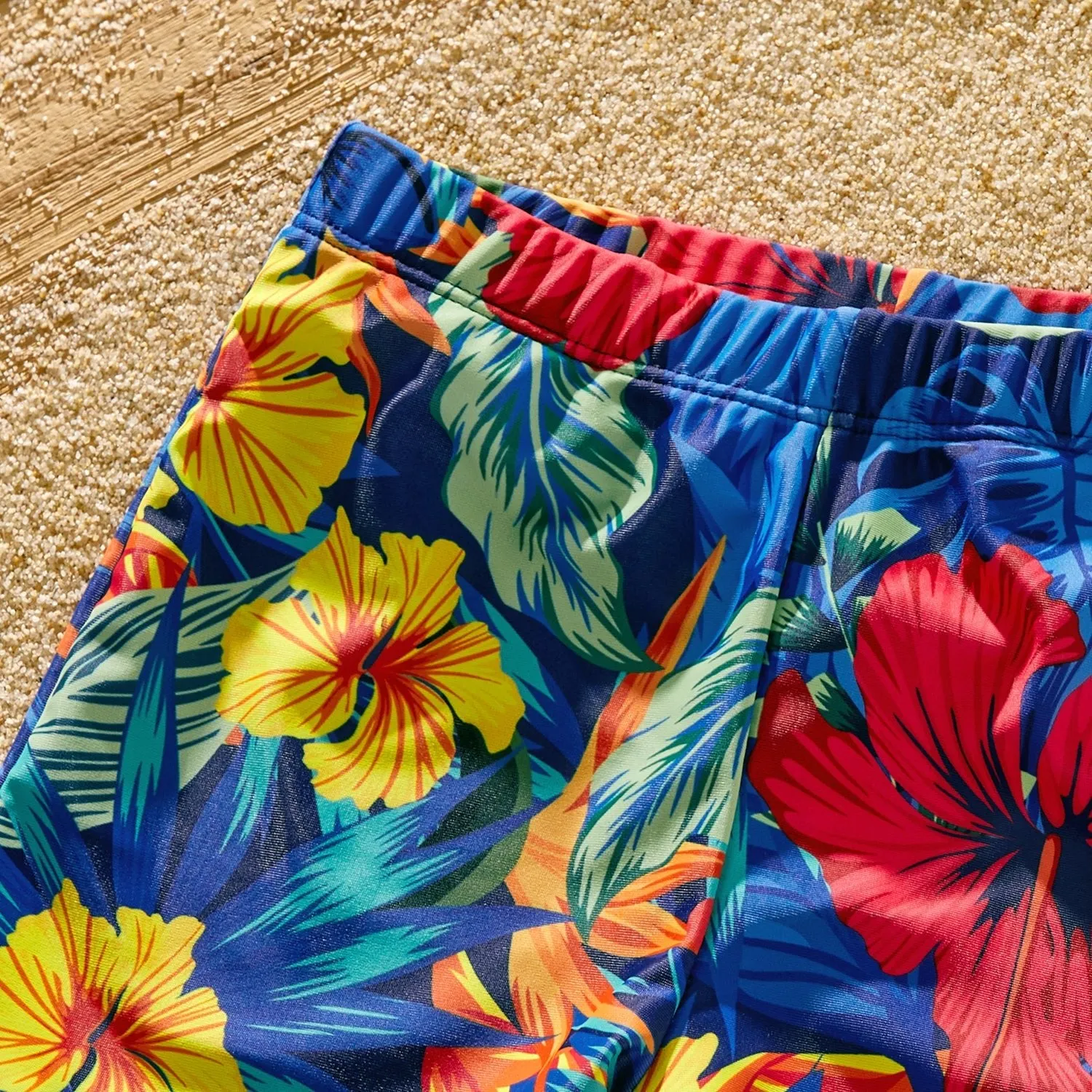 Family Matching Solid Scallop Trim Strappy Two-piece Swimsuit and Allover Floral Print Swim Trunks Shorts