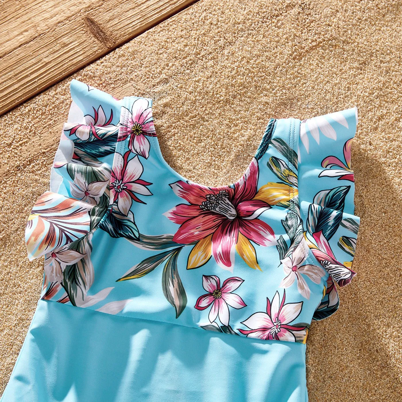 Family Matching Solid Scallop Trim Strappy Two-piece Swimsuit and Allover Floral Print Swim Trunks Shorts