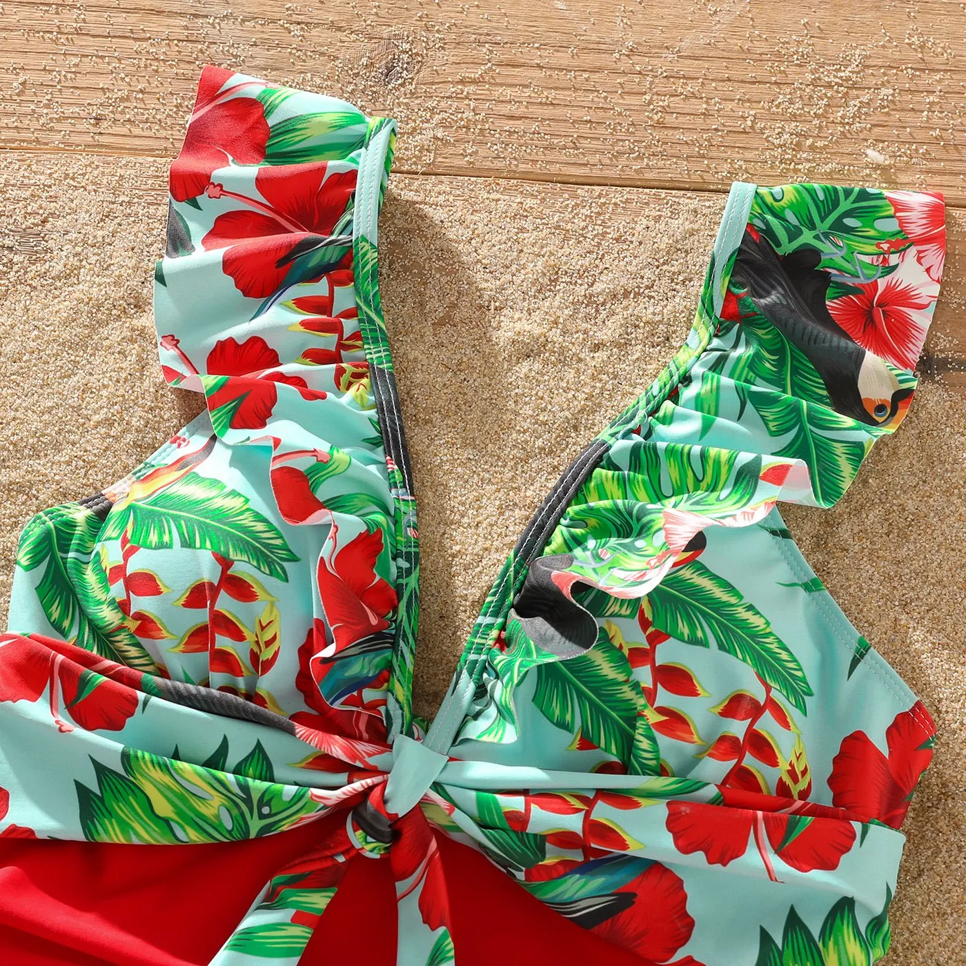 Family Matching Solid Scallop Trim Strappy Two-piece Swimsuit and Allover Floral Print Swim Trunks Shorts